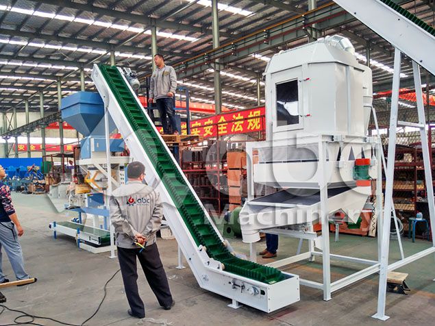 cooling and bagging machine of the cattle feed processing plant